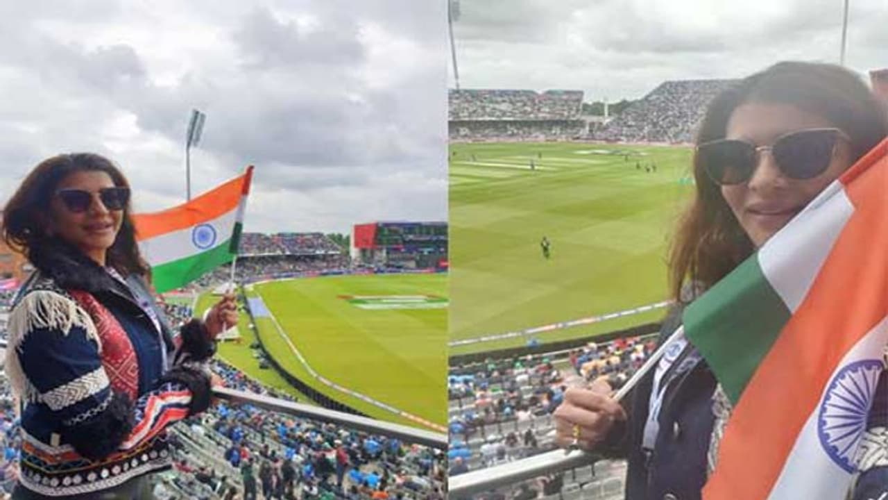 ఇండియా, పాక్ మ్యాచ్: స్టేడియంలో మంచు లక్ష్మి సందడి! ఇండియా, పాక్ మ్యాచ్: స్టేడియంలో మంచు లక్ష్మి సందడి!