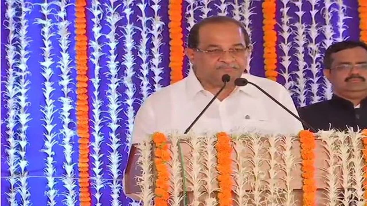 ‘ಕೈ’ಬಿಟ್ಟ ನಾಯಕನಿಗೆ ಸಚಿವ ಸ್ಥಾನ: ವಿಖೆ ಪಾಟೀಲ್ ತೆರೆದ ಫಡ್ನವೀಸ್ ಆಸ್ಥಾನ! ‘ಕೈ’ಬಿಟ್ಟ ನಾಯಕನಿಗೆ ಸಚಿವ ಸ್ಥಾನ: ವಿಖೆ ಪಾಟೀಲ್ ತೆರೆದ ಫಡ್ನವೀಸ್ ಆಸ್ಥಾನ!