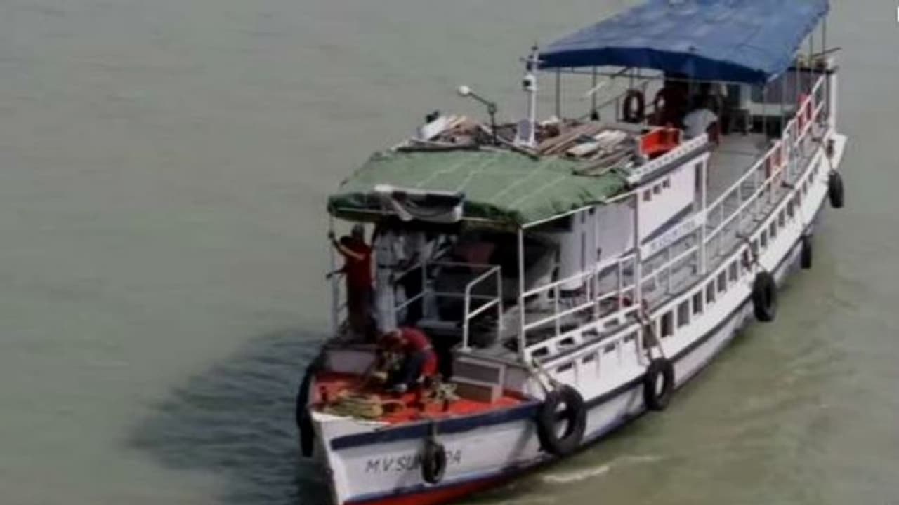 হাত পা বেঁধে মাঝ গঙ্গায়, খেলা দেখাতে গিয়ে নিখোঁজ বাঙালি ম্যাজিশিয়ান হাত পা বেঁধে মাঝ গঙ্গায়, খেলা দেখাতে গিয়ে নিখোঁজ বাঙালি ম্যাজিশিয়ান