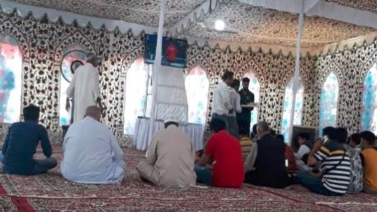 বিয়ের আসরেই চলছে ভারত পাক ম্যাচ,কাশ্মীরের দম্পতির কীর্তি ভাইরাল বিয়ের আসরেই চলছে ভারত পাক ম্যাচ,কাশ্মীরের দম্পতির কীর্তি ভাইরাল