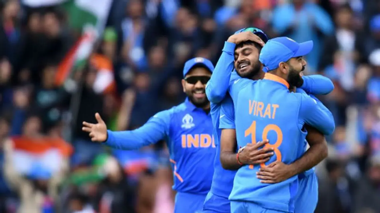 বিশ্বকাপের অভিষেক ম্যাচ, প্রথম ওভারেই অনন্য নজির শঙ্করের বিশ্বকাপের অভিষেক ম্যাচ, প্রথম ওভারেই অনন্য নজির শঙ্করের