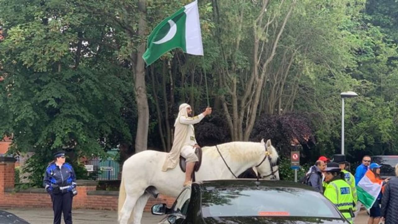 ಪಂದ್ಯ ನೋಡಲು ಕುದರೆ ಏರಿ ಬಂದ ಪಾಕ್ ಅಭಿಮಾನಿ ಫುಲ್ ಟ್ರೋಲ್! ಪಂದ್ಯ ನೋಡಲು ಕುದರೆ ಏರಿ ಬಂದ ಪಾಕ್ ಅಭಿಮಾನಿ ಫುಲ್ ಟ್ರೋಲ್!