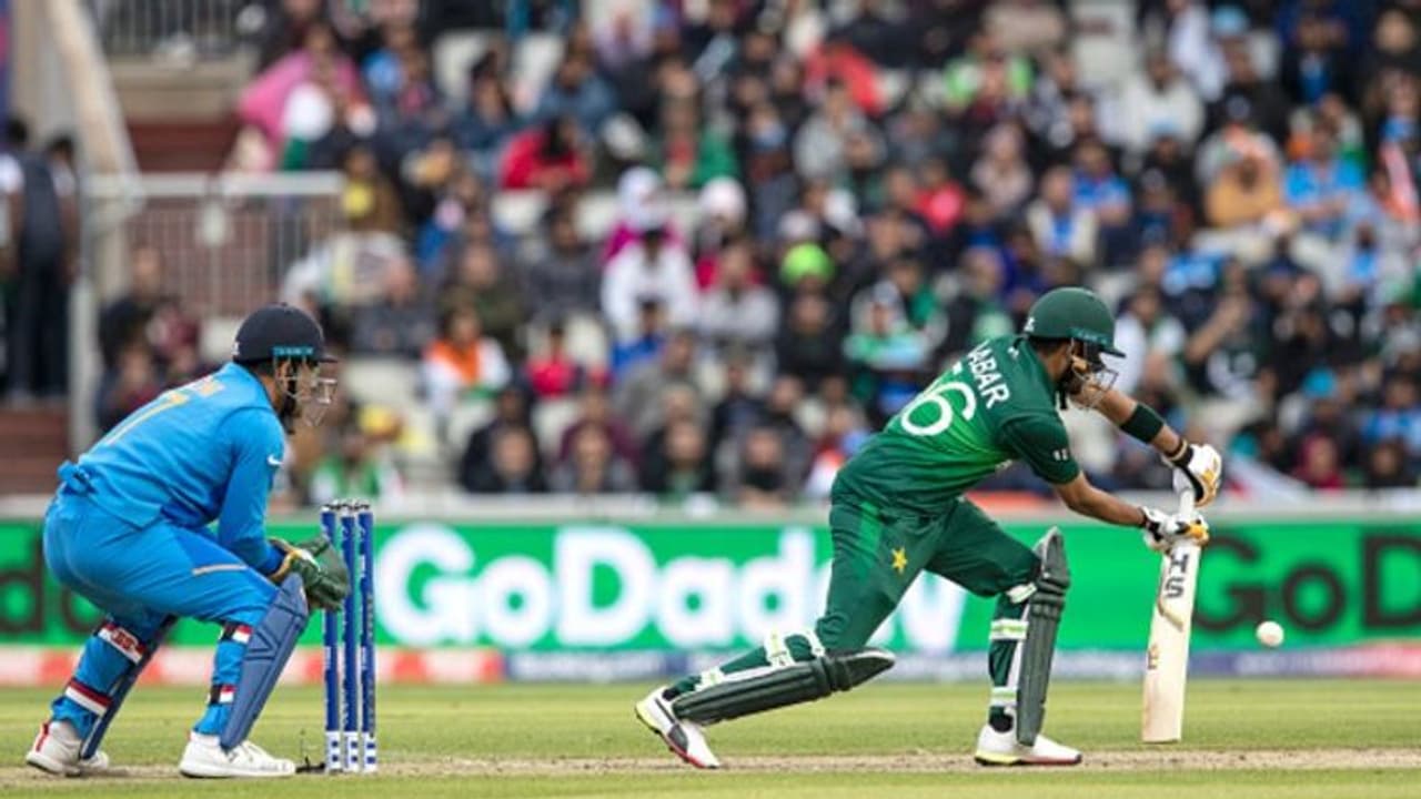 World Cup 2019: MS Dhoni errs, convinces Virat Kohli not to go for DRS; Babar Azam survives