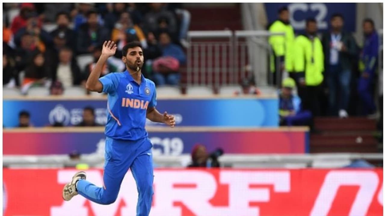 ಇಂಡೋ ಪಾಕ್ ಪಂದ್ಯ: ಗಾಯಗೊಂಡ ಭುವನೇಶ್ವರ್ ಔಟ್! ಇಂಡೋ ಪಾಕ್ ಪಂದ್ಯ: ಗಾಯಗೊಂಡ ಭುವನೇಶ್ವರ್ ಔಟ್!