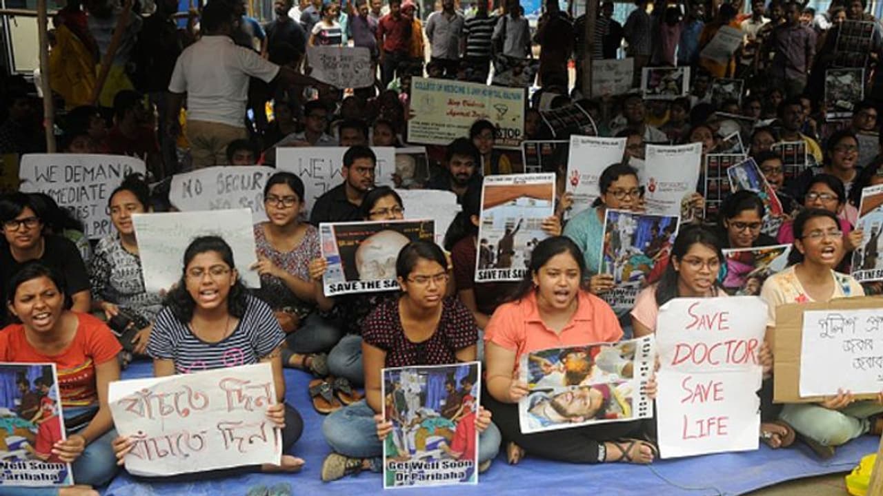 ಇಂದು ದೇಶಾದ್ಯಂತ ವೈದ್ಯರ ಮುಷ್ಕರ: ಆಸ್ಪತ್ರೆ ಬಂದ್! ಇಂದು ದೇಶಾದ್ಯಂತ ವೈದ್ಯರ ಮುಷ್ಕರ: ಆಸ್ಪತ್ರೆ ಬಂದ್!