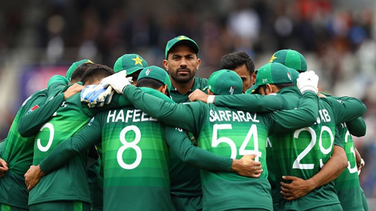 ലോകകപ്പില് ഇന്ത്യയോട് തോറ്റതിന് പിന്നാലെ പാക് നായകനെ തേടി ഒരു ഫോണ്കോള്? ലോകകപ്പില് ഇന്ത്യയോട് തോറ്റതിന് പിന്നാലെ പാക് നായകനെ തേടി ഒരു ഫോണ്കോള്?