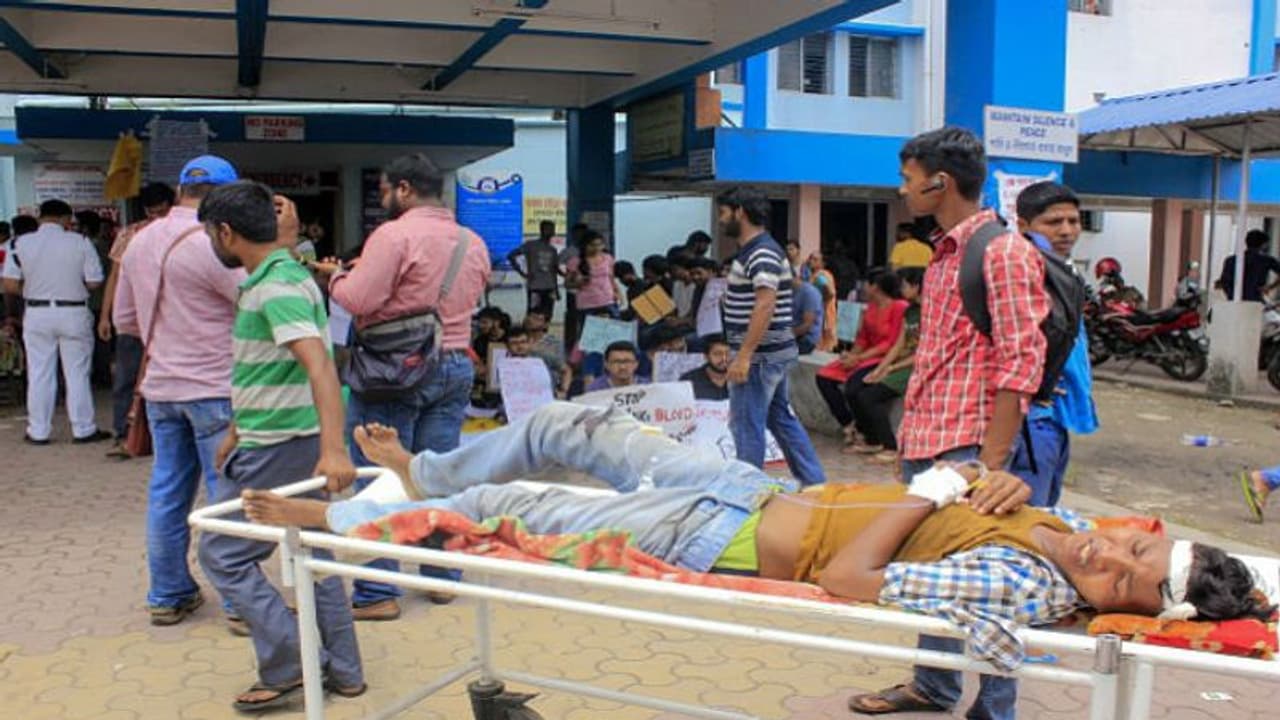 নবান্নে আজ মমতার জুনিয়র চিকিৎসক বৈঠক, জট কাটার অপেক্ষায় রোগীরা নবান্নে আজ মমতার জুনিয়র চিকিৎসক বৈঠক, জট কাটার অপেক্ষায় রোগীরা