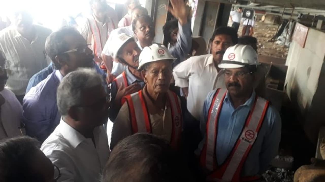 പൊളിച്ചു കളയുമോ പാലാരിവട്ടം പാലം? ഇ. ശ്രീധരനും സംഘവും പാലത്തില് പരിശോധന തുടങ്ങി പൊളിച്ചു കളയുമോ പാലാരിവട്ടം പാലം? ഇ. ശ്രീധരനും സംഘവും പാലത്തില് പരിശോധന തുടങ്ങി