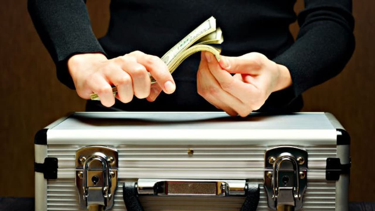 സ്വിസ് അക്കൗണ്ട് ഉടമകളായ ഇന്ത്യക്കാരുടെ വിവരങ്ങള്‍ പങ്കുവെക്കും