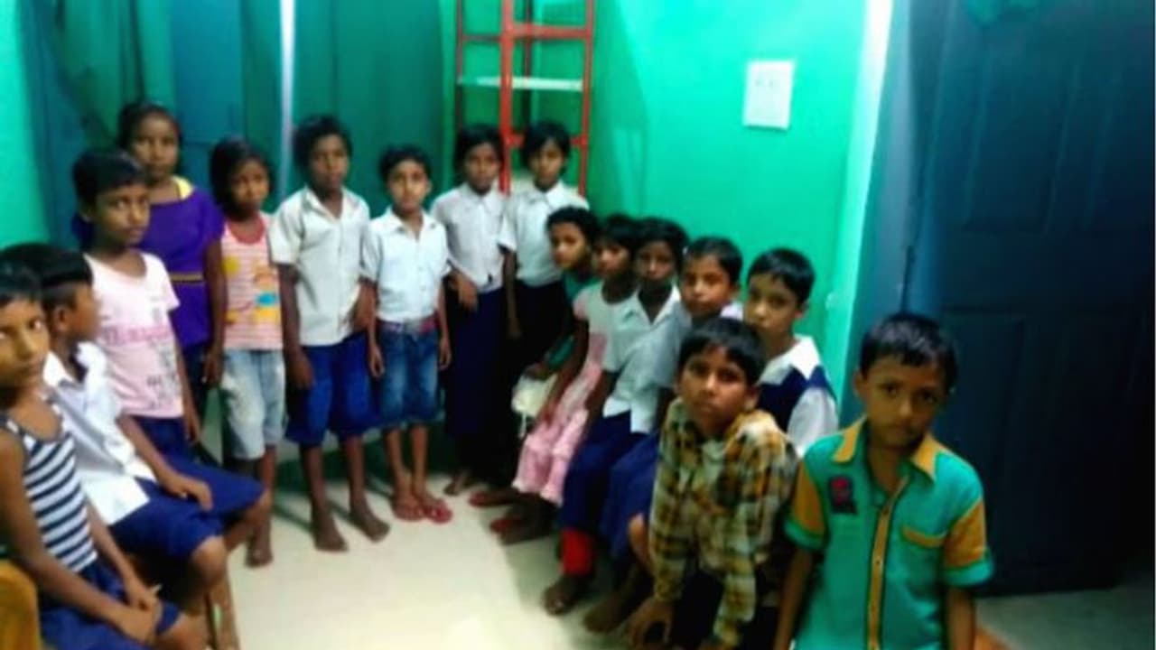 ছেলের পেন্সিল বক্স গায়েব, 'চোর' ধরতে শিশুদের চাল পোড়া খাওয়ালো মা