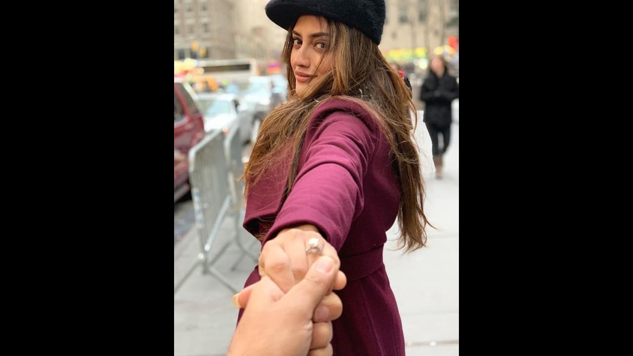 बंगाली अभिनेत्री नुसरत जहां ने सांसद बनने के साथ ही अपनी शादी की घोषणा भी कर दी थी। जिसके बाद अब हल्दी की रस्म की कुछ तस्वीरें सोशल मीडिया पर वायरल हो रही हैं।