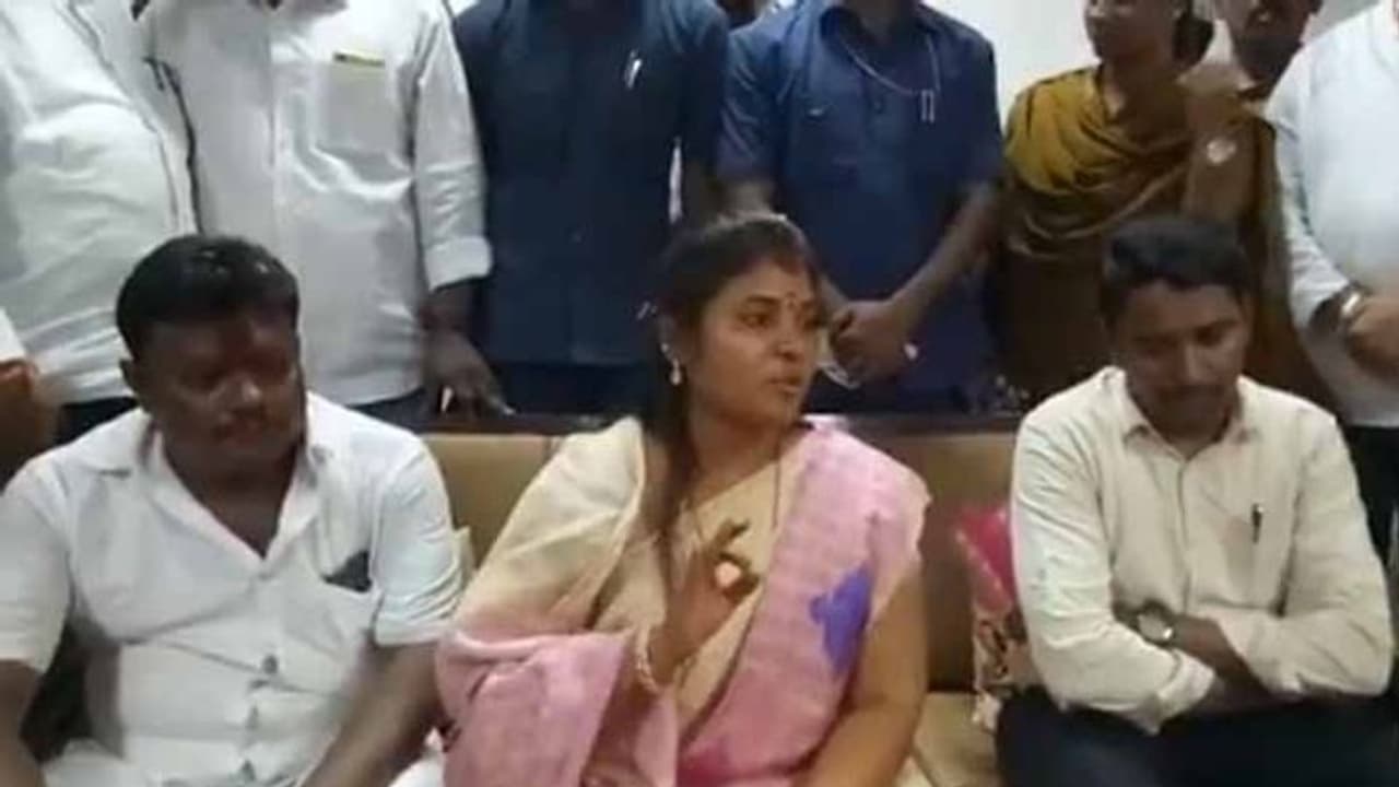 అవినీతే మా ధ్యేయం: నోరు జారిన పుష్ప శ్రీవాణి, నిజం చెప్పారన్న టీడీపీ అవినీతే మా ధ్యేయం: నోరు జారిన పుష్ప శ్రీవాణి, నిజం చెప్పారన్న టీడీపీ