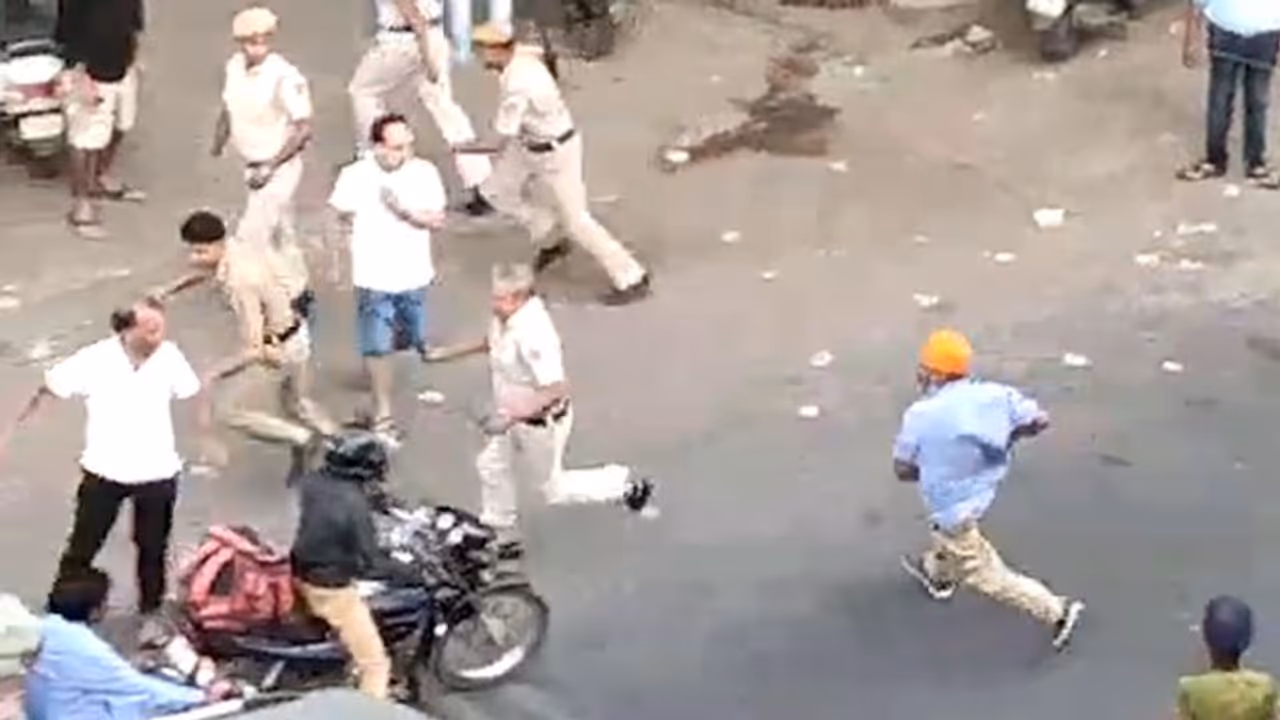 Driver attempts to murder cop with sword; Video goes viral Driver attempts to murder cop with sword; Video goes viral