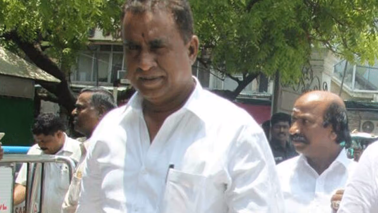 திருச்செந்தூர் விசிட் மர்மம்..! உஷாரான உளவுத்துறை..! நழுவிய எஸ்.பி. வேலுமணி..! திருச்செந்தூர் விசிட் மர்மம்..! உஷாரான உளவுத்துறை..! நழுவிய எஸ்.பி. வேலுமணி..!