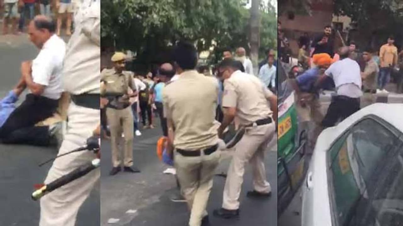 బూటు కాలితో తంతూ, రోడ్డుపై ఈడ్చుకెళుతూ: ఆటోడ్రైవర్ పట్ల పోలీసుల ‘‘అతి’’ బూటు కాలితో తంతూ, రోడ్డుపై ఈడ్చుకెళుతూ: ఆటోడ్రైవర్ పట్ల పోలీసుల ‘‘అతి’’