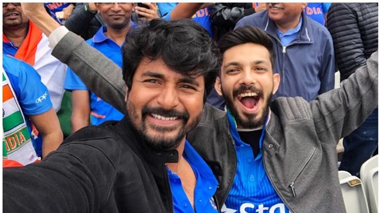 ഇന്ത്യ പാക് പോരാട്ടം കാണാനെത്തിയവരില് വെള്ളിത്തിരയിലെ ഈ താരങ്ങളും ഇന്ത്യ പാക് പോരാട്ടം കാണാനെത്തിയവരില് വെള്ളിത്തിരയിലെ ഈ താരങ്ങളും