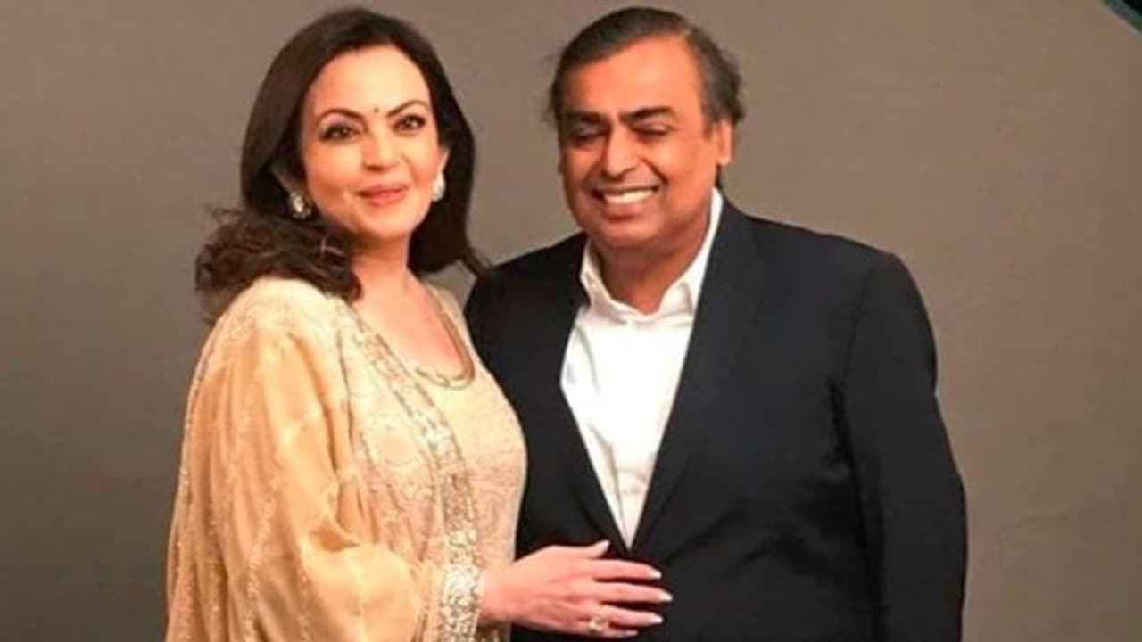 নীতা একটি শর্তেই অম্বানীকে বিয়ে করতে রাজি হন! দুজনের প্রেমে ছিল ভরপুর নাটকীয়তা নীতা একটি শর্তেই অম্বানীকে বিয়ে করতে রাজি হন! দুজনের প্রেমে ছিল ভরপুর নাটকীয়তা