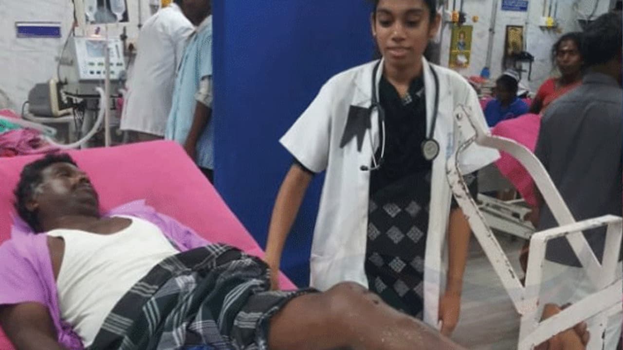 கடமை தவறாத தமிழக மருத்துவர்கள்... கருப்பு பேட்ஜ் அணிந்து மருத்துவ சேவை..! கடமை தவறாத தமிழக மருத்துவர்கள்... கருப்பு பேட்ஜ் அணிந்து மருத்துவ சேவை..!