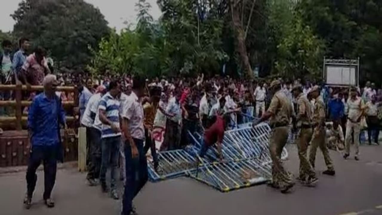 চিকিৎসকদের বিক্ষোভের মধ্যে গেট ভাঙল শিক্ষকরা, বিপদ কাটছে না মমতার চিকিৎসকদের বিক্ষোভের মধ্যে গেট ভাঙল শিক্ষকরা, বিপদ কাটছে না মমতার