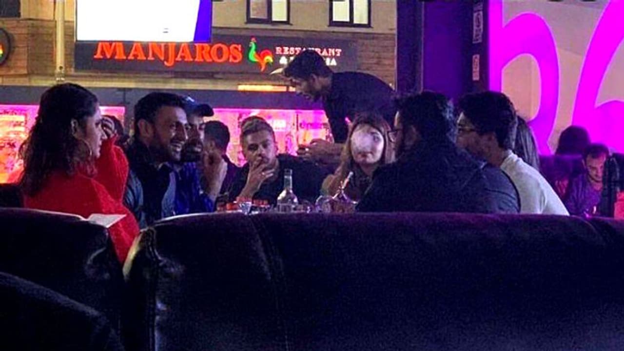 মহারণের আগের রাতে পাক ক্রিকেটারদের মজলিশ! সঙ্গে ভারতীয় মহিলা, ভাইরাল ভিডিও মহারণের আগের রাতে পাক ক্রিকেটারদের মজলিশ! সঙ্গে ভারতীয় মহিলা, ভাইরাল ভিডিও