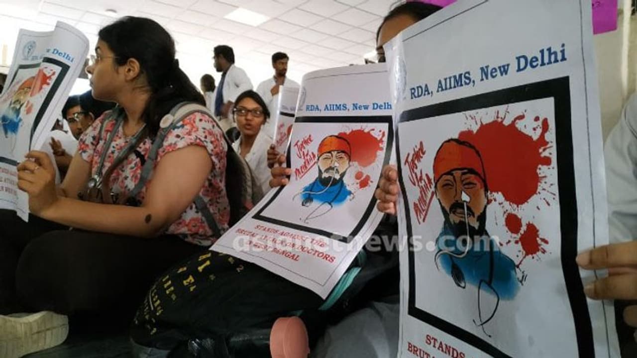 ബംഗാളില് അധ്യാപകരും പ്രക്ഷോഭത്തിലേക്ക്; പ്രകടനത്തിനിടെ സംഘര്ഷം ബംഗാളില് അധ്യാപകരും പ്രക്ഷോഭത്തിലേക്ക്; പ്രകടനത്തിനിടെ സംഘര്ഷം