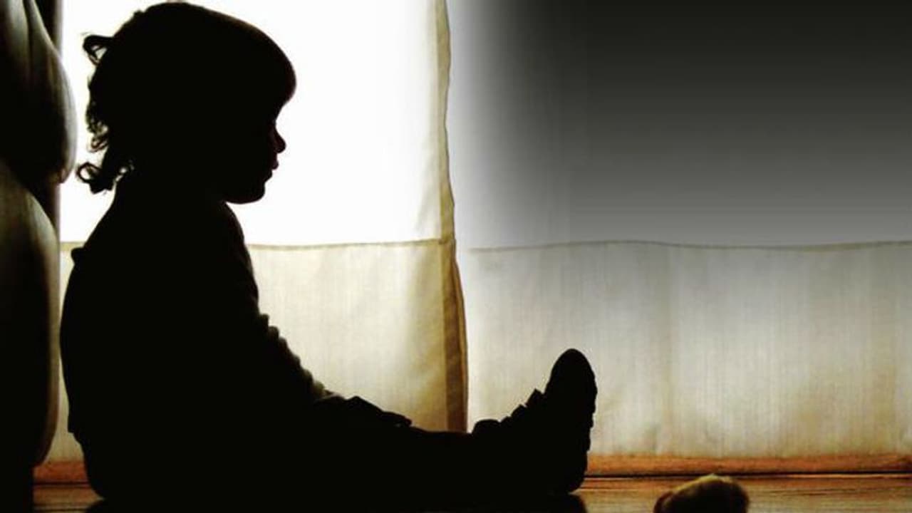 অমানবিক, দুপুর রোদে তপ্ত টাইলসের ওপর বসানো হল দলিত শিশুকে অমানবিক, দুপুর রোদে তপ্ত টাইলসের ওপর বসানো হল দলিত শিশুকে