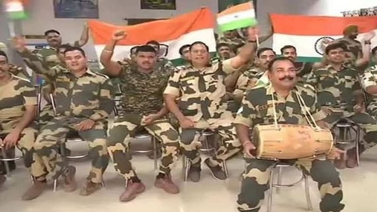 ಪಾಕ್ ಮಣಿಸಿದ ಭಾರತ, ವೀರ ಯೋಧರ ಸಂಭ್ರಮ ಹೀಗಿತ್ತು ಪಾಕ್ ಮಣಿಸಿದ ಭಾರತ, ವೀರ ಯೋಧರ ಸಂಭ್ರಮ ಹೀಗಿತ್ತು