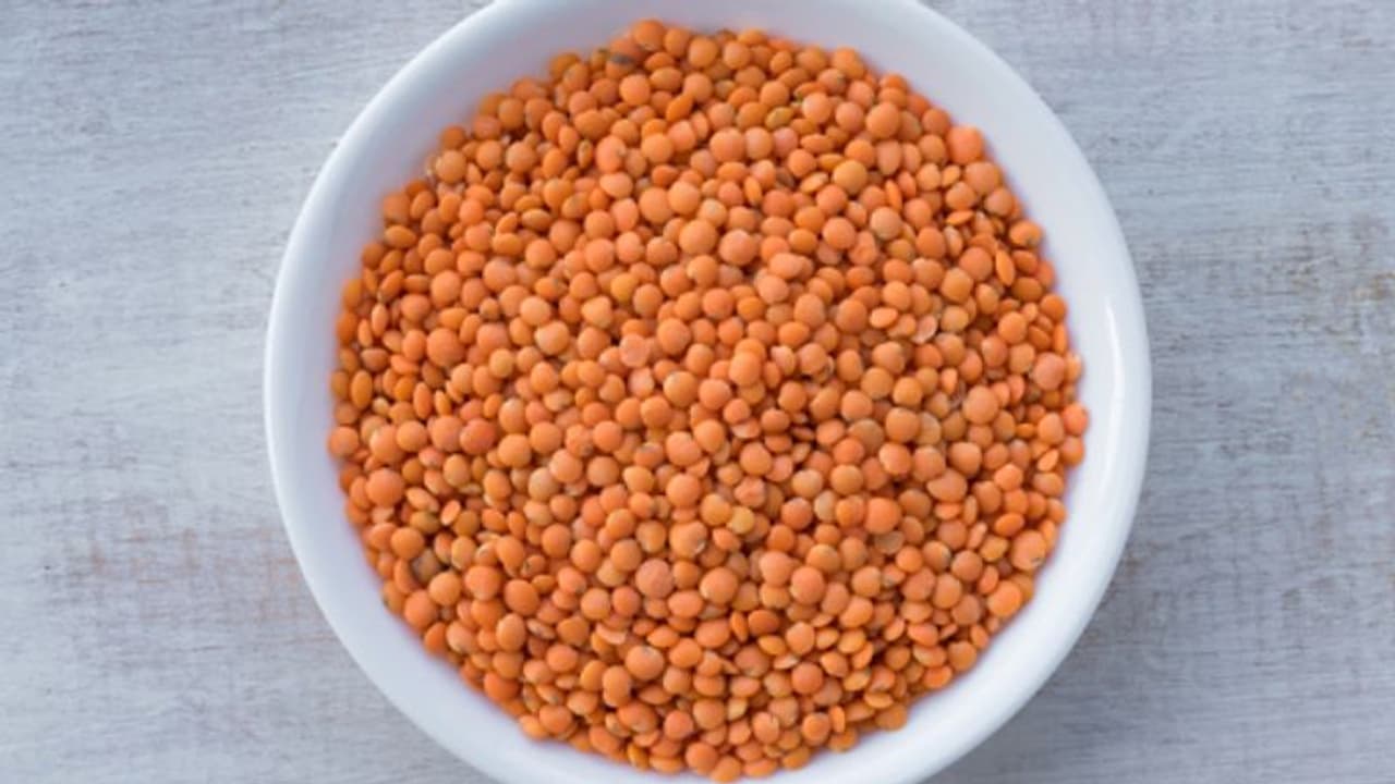 স্বাস্থ্যোজ্জ্বল ত্বক পেতে ব্যবহার করুন মুসুর ডাল