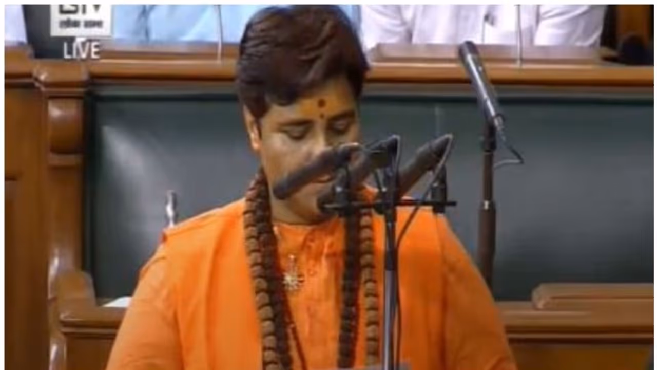 പ്രഗ്യാസിങ് ഠാക്കൂറിന്റെ സത്യപ്രതിജ്ഞ ചോദ്യം ചെയ്ത് പ്രതിപക്ഷം: ലോക്സഭയിൽ ബഹളം പ്രഗ്യാസിങ് ഠാക്കൂറിന്റെ സത്യപ്രതിജ്ഞ ചോദ്യം ചെയ്ത് പ്രതിപക്ഷം: ലോക്സഭയിൽ ബഹളം