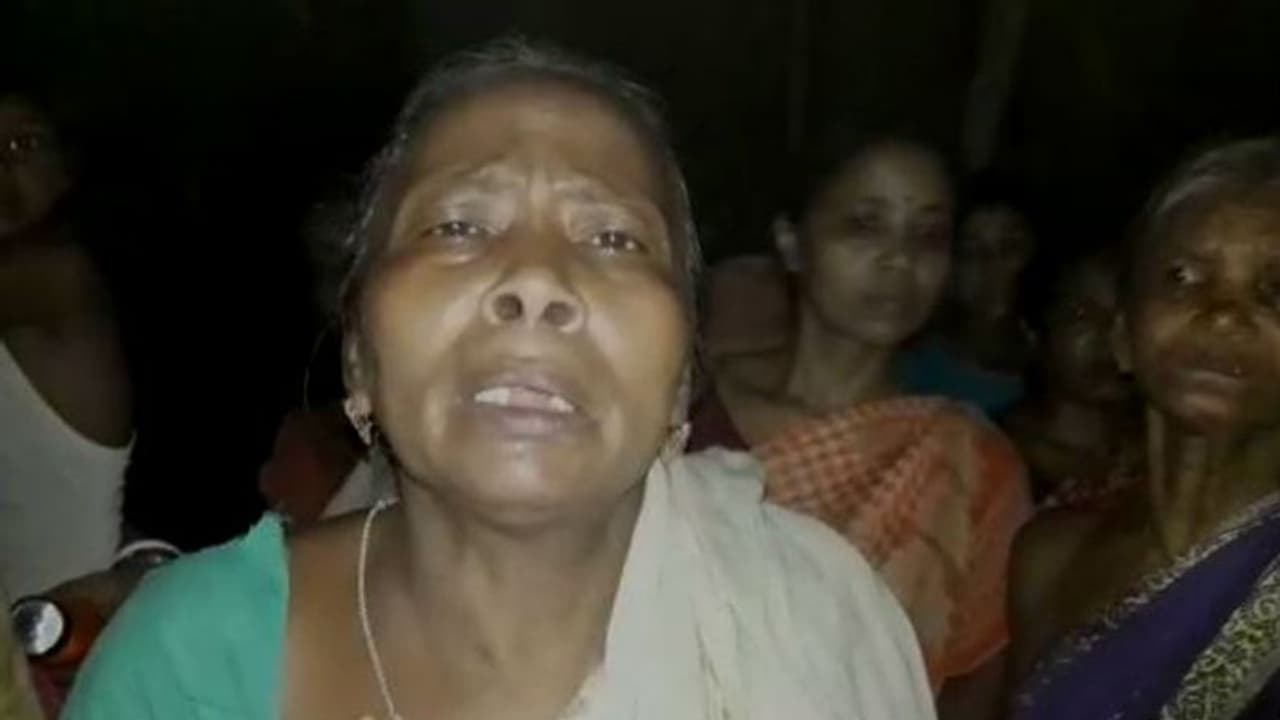 মা নাকি ডাইনি, সম্পত্তি হাতিয়ে বাড়ি ছাড়া করল ছেলে বউমা মা নাকি ডাইনি, সম্পত্তি হাতিয়ে বাড়ি ছাড়া করল ছেলে বউমা