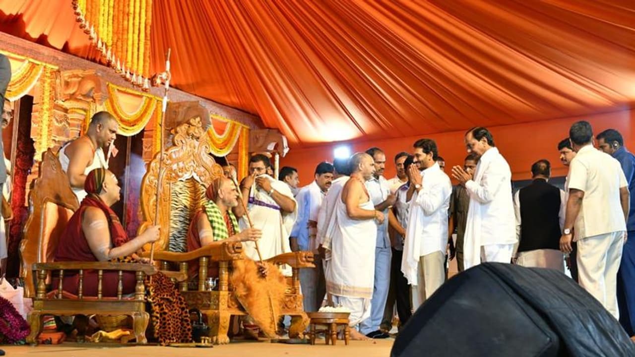 శారదాపీఠాధిపతి సన్యాస దీక్షలో ఇద్దరు సీఎంలు శారదాపీఠాధిపతి సన్యాస దీక్షలో ఇద్దరు సీఎంలు