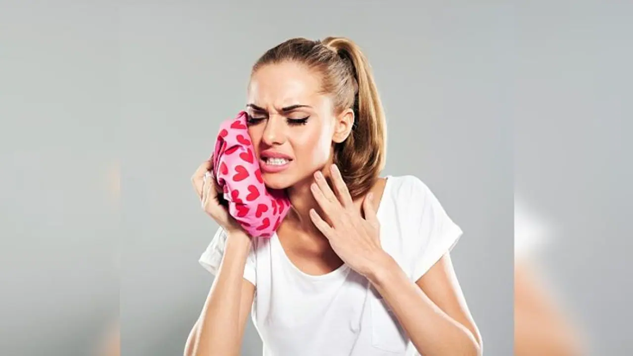 দাঁতে অসহ্য যন্ত্রণা! এই পাঁচ ঘরোয়া টোটকাতেই পাবেন উপশম দাঁতে অসহ্য যন্ত্রণা! এই পাঁচ ঘরোয়া টোটকাতেই পাবেন উপশম