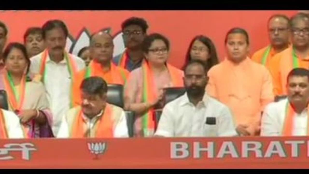 മമതയ്ക്ക് വീണ്ടും തിരിച്ചടി; ഒരു എംഎൽഎ അടക്കം 21 തൃണമൂൽ പ്രവർത്തകർ ബിജെപിയിലേക്ക് മമതയ്ക്ക് വീണ്ടും തിരിച്ചടി; ഒരു എംഎൽഎ അടക്കം 21 തൃണമൂൽ പ്രവർത്തകർ ബിജെപിയിലേക്ക്