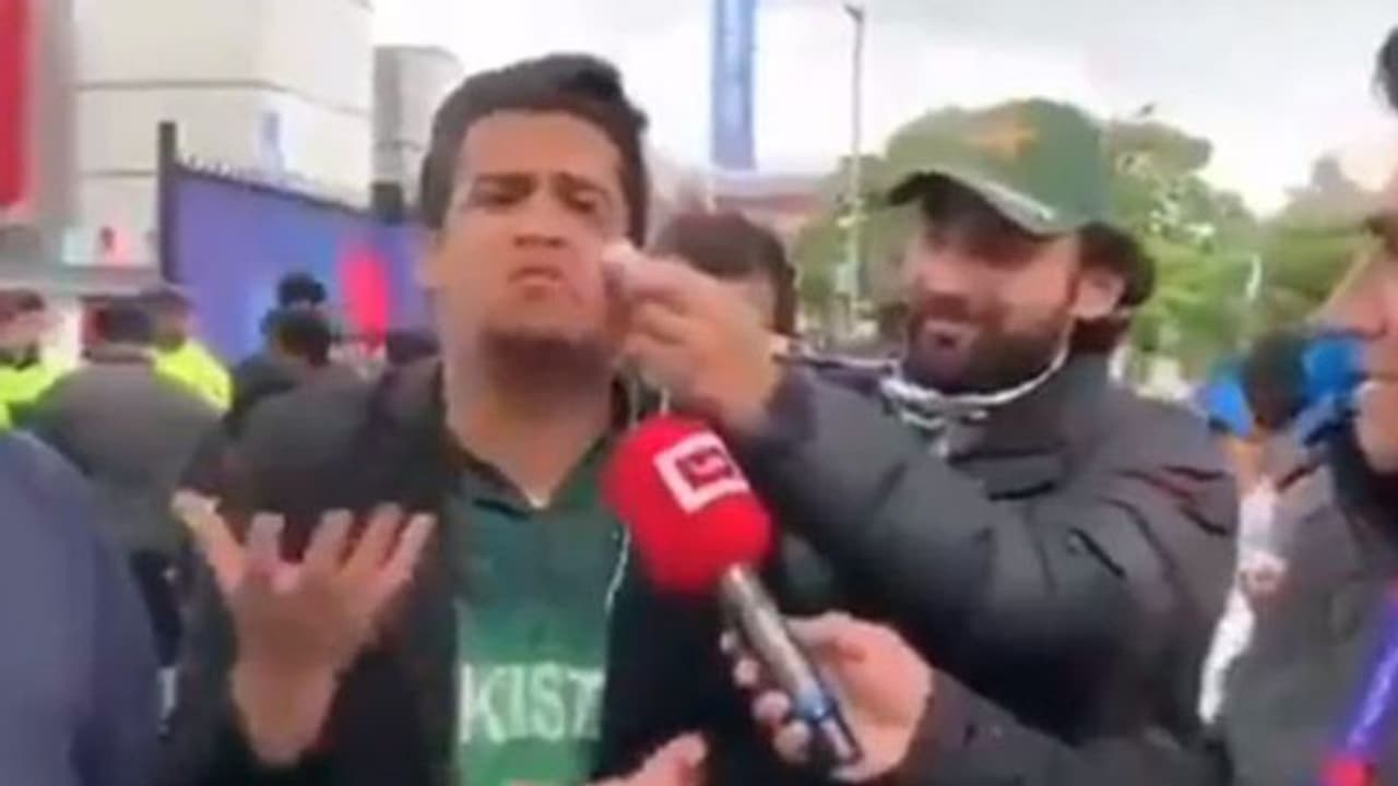 ഇന്ത്യക്കെതിരായ തോല്വിയുടെ കാരണം ബര്ഗറും പിസയും; കരഞ്ഞുകൊണ്ട് പാക് ആരാധകന് വീഡിയോ കാണാം ഇന്ത്യക്കെതിരായ തോല്വിയുടെ കാരണം ബര്ഗറും പിസയും; കരഞ്ഞുകൊണ്ട് പാക് ആരാധകന് വീഡിയോ കാണാം