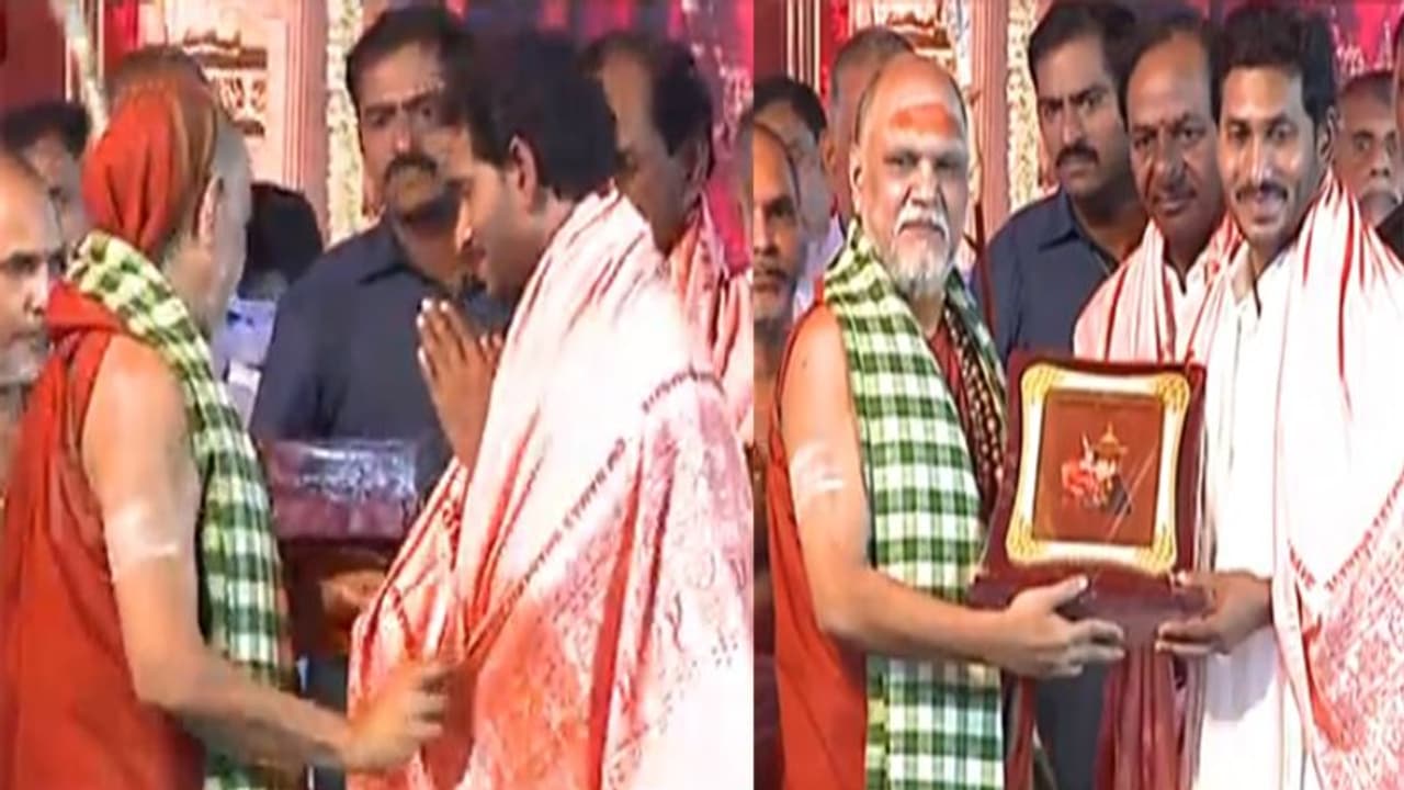 స్వాత్మానందేంద్ర సరస్వతి అంటే జగన్ కు అభిమానం ఎక్కువ: స్వరూపానంద సరస్వతి స్వాత్మానందేంద్ర సరస్వతి అంటే జగన్ కు అభిమానం ఎక్కువ: స్వరూపానంద సరస్వతి