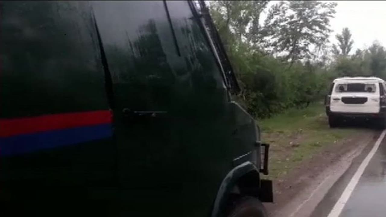 ಪುಲ್ವಾಮಾದಲ್ಲಿ ಮತ್ತೆ ಉಗ್ರ ದಾಳಿ: ಸೇನಾ ವಾಹನ ಸ್ಫೋಟಕ್ಕೆ ಯತ್ನ! ಪುಲ್ವಾಮಾದಲ್ಲಿ ಮತ್ತೆ ಉಗ್ರ ದಾಳಿ: ಸೇನಾ ವಾಹನ ಸ್ಫೋಟಕ್ಕೆ ಯತ್ನ!