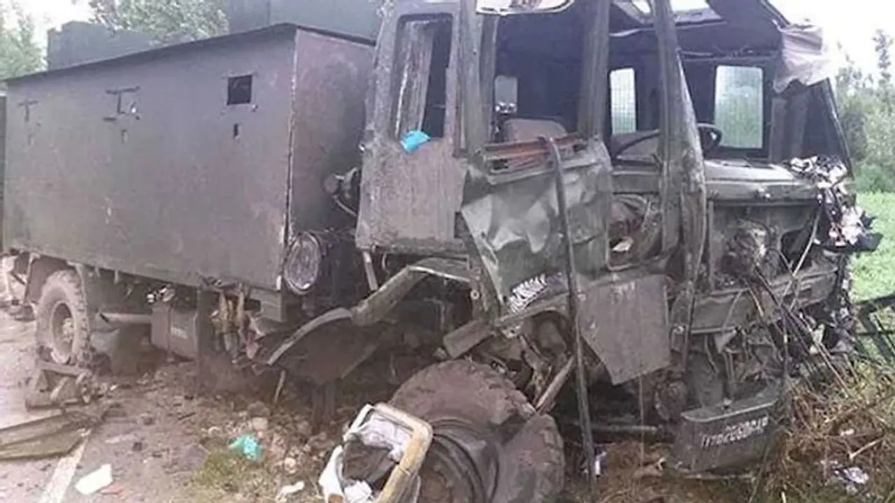 Hyderabad Accident: శామీర్ పేటలో బీభత్సం... ఏడు కార్లను ఢీకొట్టిన ఆర్మీ వాహనం