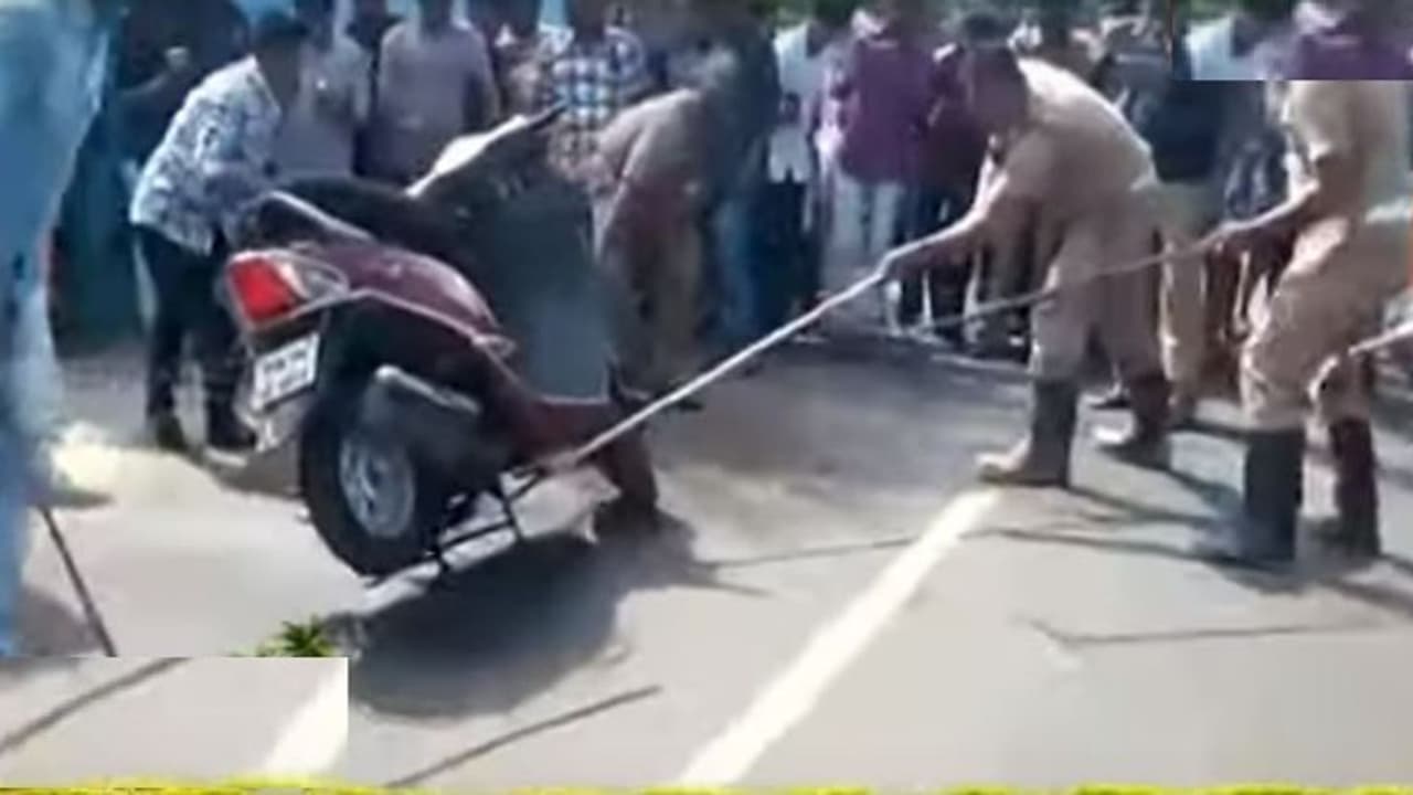 ಸ್ಕೂಟರ್ ಏರಿ ಅರ್ಧ ದಾರಿ ತಲುಪಿದಾಗ ಹೆಡೆ ಬಿಚ್ಚಿದ ನಾಗಣ್ಣ!