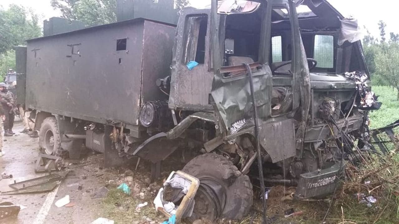पुलवामा में सेना के काफिले पर  आईईडी से हमला, 17 जवान घायल