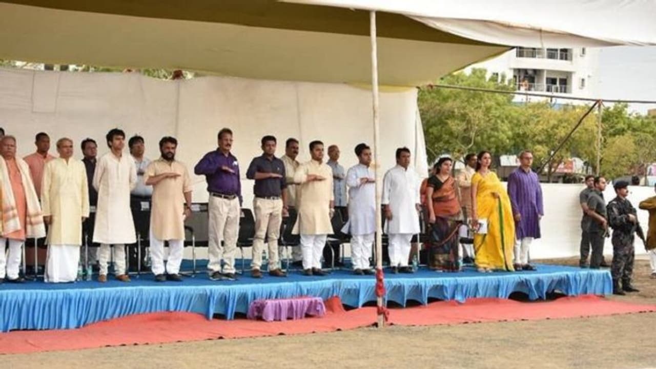 பாருங்க… நல்லா பாருங்க … முழுசா ஆர்.எஸ்எஸ்காரரா மாறிப் போன கிருஷ்ணசாமியப் பாருங்க !! பாருங்க… நல்லா பாருங்க … முழுசா ஆர்.எஸ்எஸ்காரரா மாறிப் போன கிருஷ்ணசாமியப் பாருங்க !!