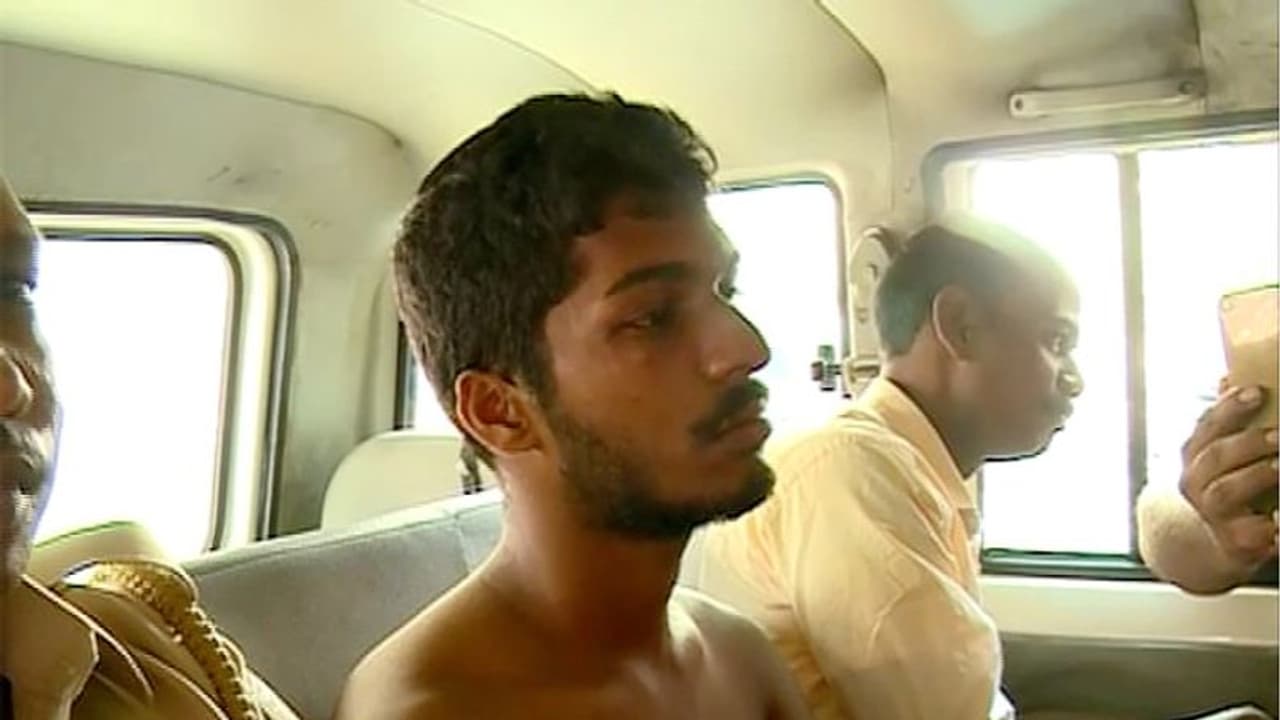 തിരുവല്ലയിൽ പെൺകുട്ടിയെ യുവാവ് പെട്രോൾ ഒഴിച്ച് തീകൊളുത്തിയ കേസ്: കുറ്റപത്രം സമര്പ്പിച്ചു തിരുവല്ലയിൽ പെൺകുട്ടിയെ യുവാവ് പെട്രോൾ ഒഴിച്ച് തീകൊളുത്തിയ കേസ്: കുറ്റപത്രം സമര്പ്പിച്ചു