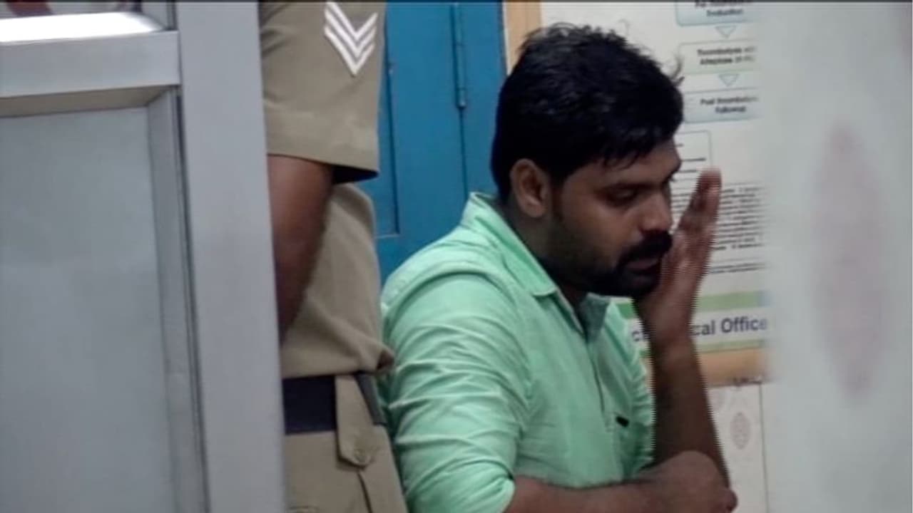 ഹോം ഗാര്ഡിനെ മര്ദ്ദിച്ച സംഭവത്തില് മൂന്ന് പേര് അറസ്റ്റില് ഹോം ഗാര്ഡിനെ മര്ദ്ദിച്ച സംഭവത്തില് മൂന്ന് പേര് അറസ്റ്റില്