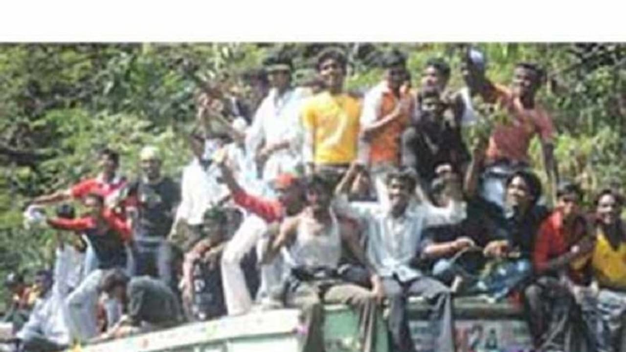 ஜல்லிக்கட்டு கெத்து..! பஸ் டே வெறும் வெத்து...! நல்ல பண்பை கெடுத்துக்கொள்ளம் மாணவர்கள்..! ஜல்லிக்கட்டு கெத்து..! பஸ் டே வெறும் வெத்து...! நல்ல பண்பை கெடுத்துக்கொள்ளம் மாணவர்கள்..!