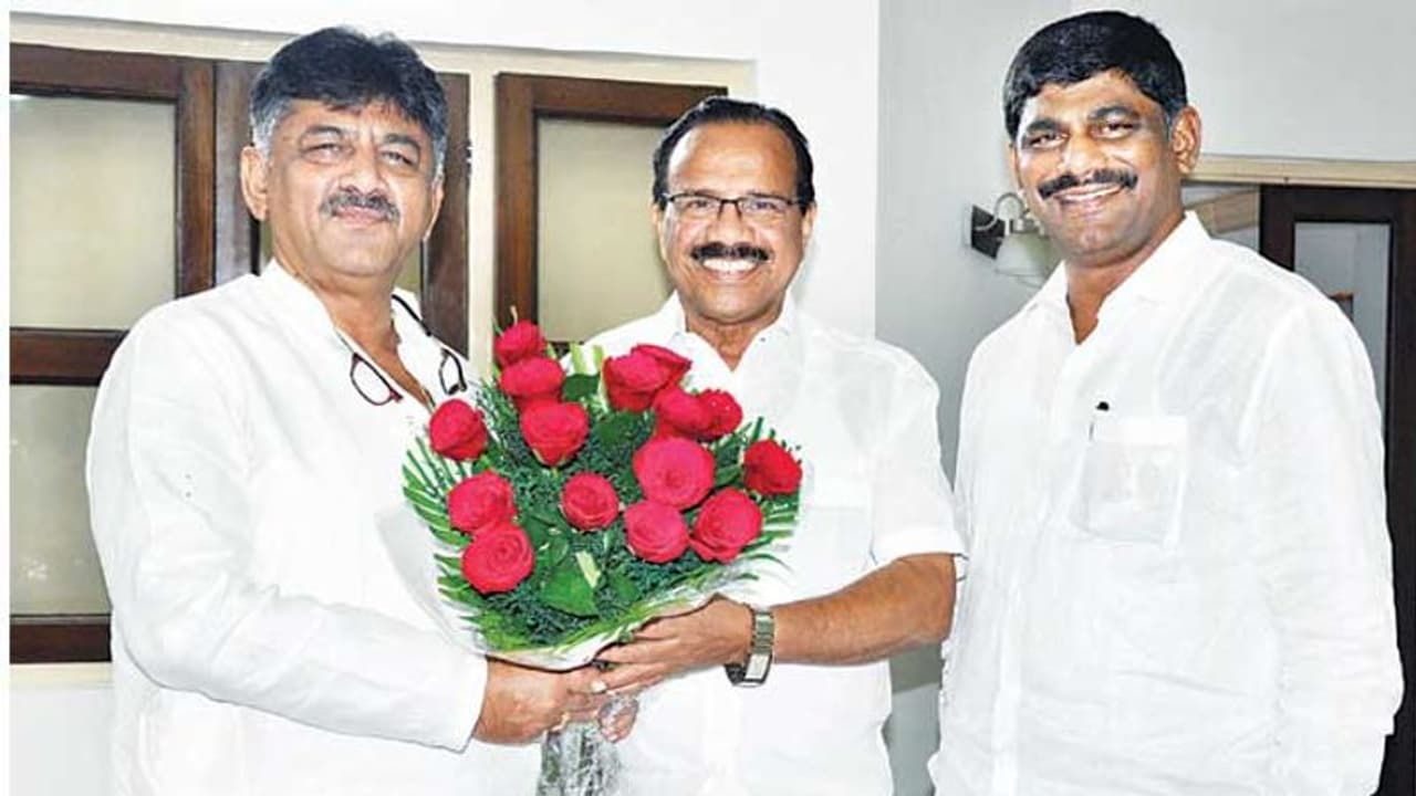 ಕೇಂದ್ರ ಸಚಿವ ಸದಾನಂದ ಗೌಡ ಭೇಟಿಯಾದ ಕೈ ನಾಯಕ ಡಿಕೆಶಿ