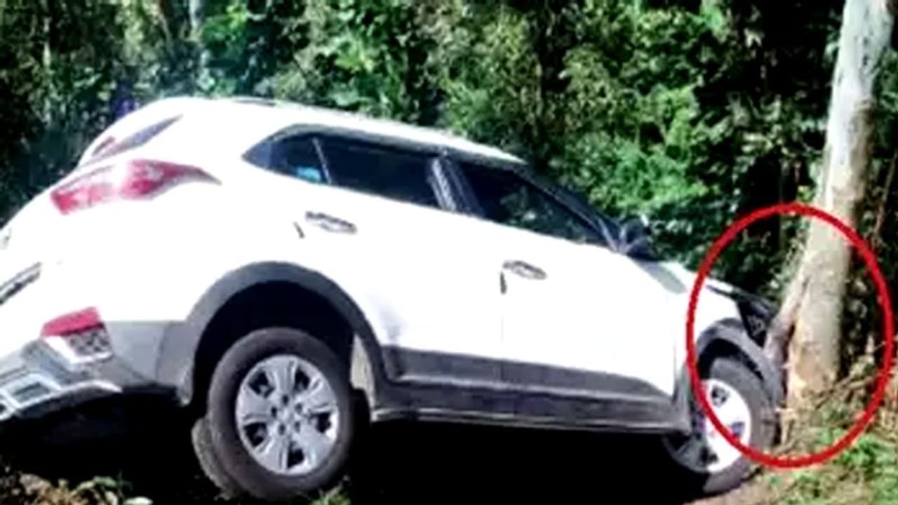 കാറിടിച്ച് മരത്തിന്റെ തൊലി പോയി, 3000 രൂപ പിടിച്ചു വാങ്ങി നാട്ടുകാരന്! കാറിടിച്ച് മരത്തിന്റെ തൊലി പോയി, 3000 രൂപ പിടിച്ചു വാങ്ങി നാട്ടുകാരന്!