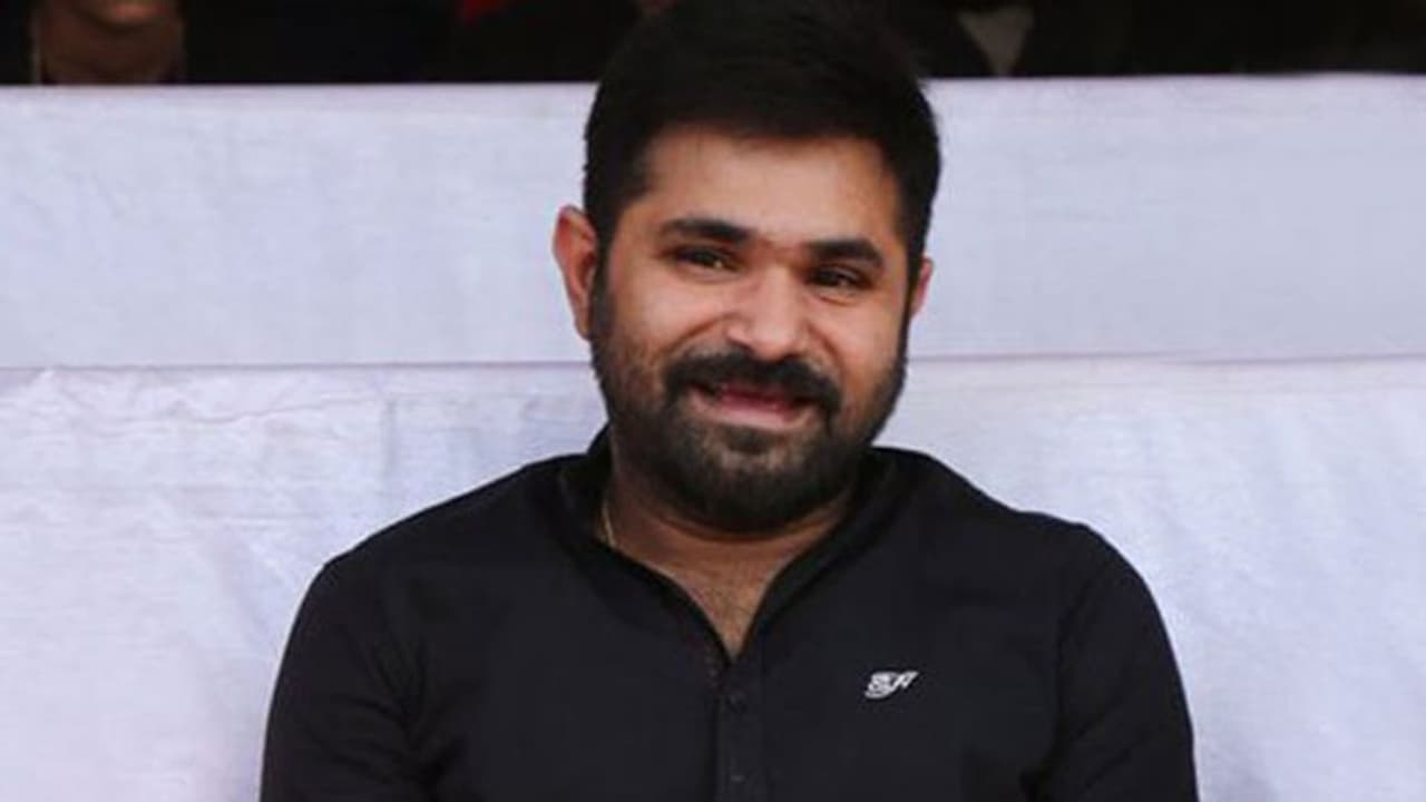 గుండెపోటు అనంతరం సుమ షోలో ప్రత్యక్షమైన చలాకీ చంటి... ఇలా అయిపోయాడేంటి? గుండెపోటు అనంతరం సుమ షోలో ప్రత్యక్షమైన చలాకీ చంటి... ఇలా అయిపోయాడేంటి?