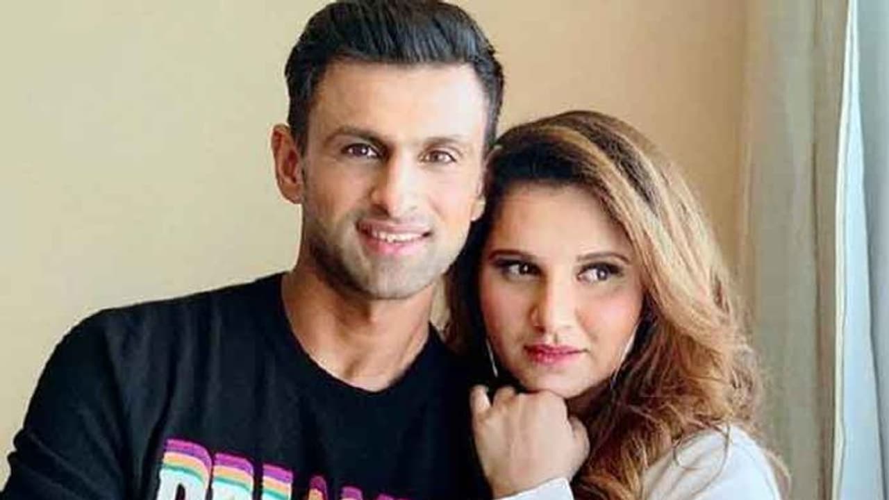 సానియా భర్త షోయబ్ వెకిలి చేష్టలు: ధోనీ ఫోటోతో వ్యాఖ్య సానియా భర్త షోయబ్ వెకిలి చేష్టలు: ధోనీ ఫోటోతో వ్యాఖ్య