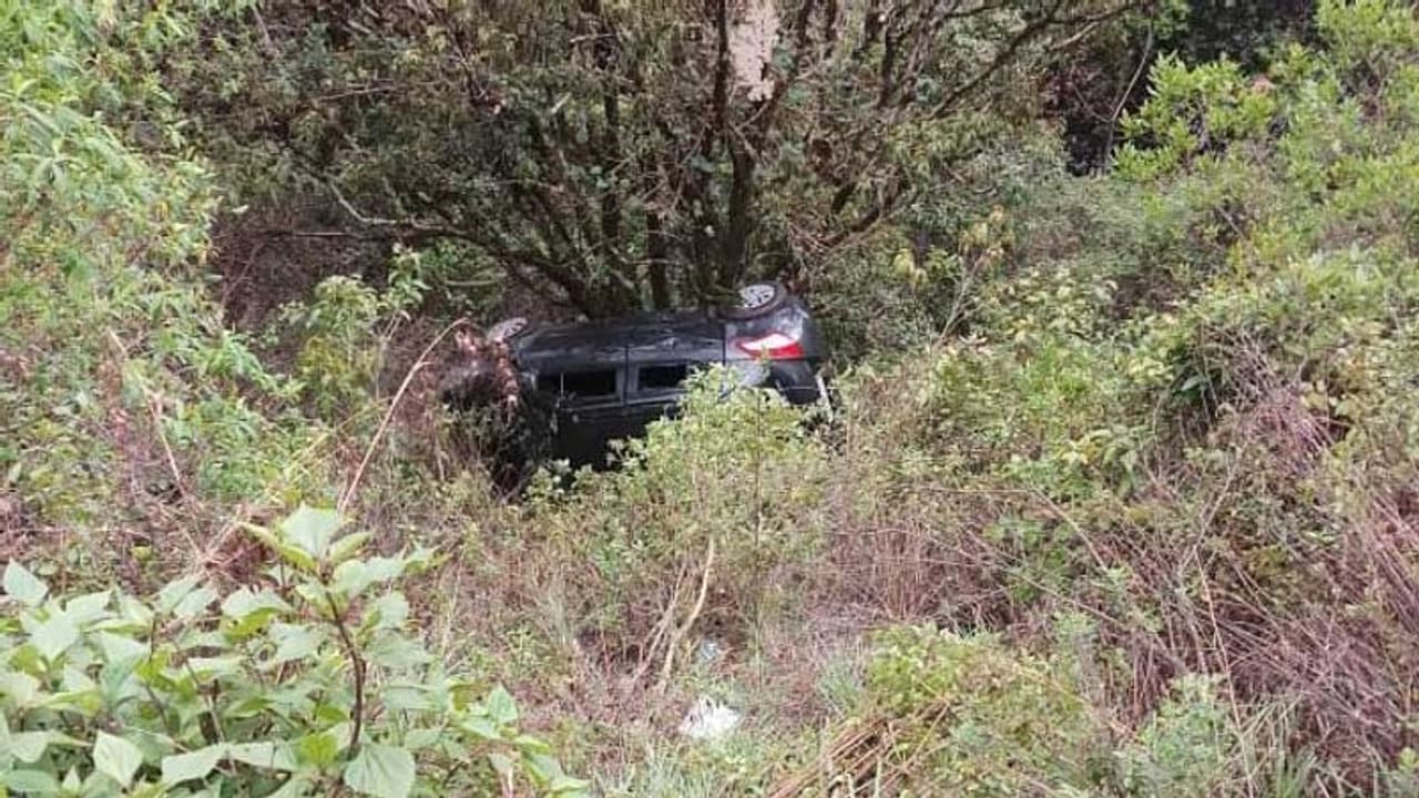 ಪ್ರಪಾತಕ್ಕೆ ಉರುಳಿದರೂ ಅದೃಷ್ಟವಶಾತ್ ಬದುಕುಳಿದ ನಾಲ್ವರು ಪ್ರಪಾತಕ್ಕೆ ಉರುಳಿದರೂ ಅದೃಷ್ಟವಶಾತ್ ಬದುಕುಳಿದ ನಾಲ್ವರು