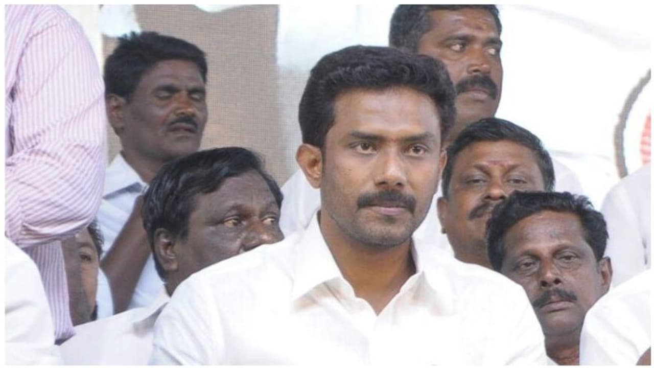 ’நான் தனி ஆள் இல்ல...’ நாடாளுமன்றத்தில் நிரூபித்த ஓ.பி.எஸ் மகன்..! ’நான் தனி ஆள் இல்ல...’ நாடாளுமன்றத்தில் நிரூபித்த ஓ.பி.எஸ் மகன்..!