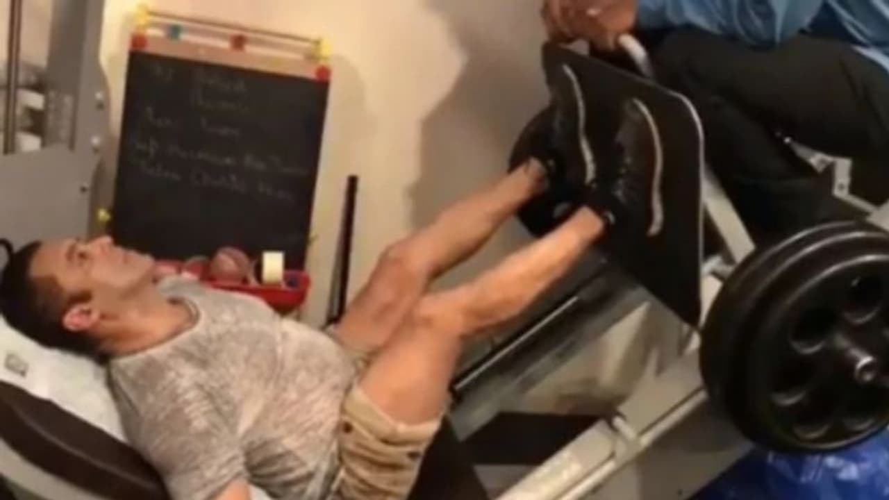 ബോഡിഗാര്ഡുകള്ക്കൊപ്പം വര്ക്കൗട്ട് ചെയ്യുന്ന സല്മാന് ഖാന്; വൈറലായി വീഡിയോ ബോഡിഗാര്ഡുകള്ക്കൊപ്പം വര്ക്കൗട്ട് ചെയ്യുന്ന സല്മാന് ഖാന്; വൈറലായി വീഡിയോ